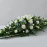 Jerbă funerară alungită din crini și trandafiri albi
